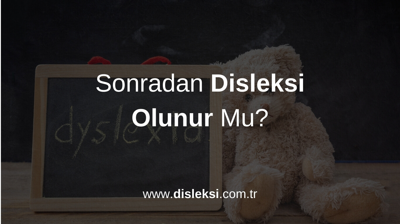 Yazıları yanlış okuma hastalığı genellikle eğitim hayatının başlangıcında belirgin hale gelmektedir. Okul öncesi dönemde bazı belirtiler görülebilse de genellikle okul çağında, özellikle de okuma ve yazma öğrenimi sırasında ortaya çıkmaktadır. Disleksi olan çocuklar yaşıtlarına göre okuma ve yazma becerilerinde gecikme yaşayarak ilerleyen yıllarda okuma hızı, doğru okuma ve metni anlama gibi sorunlarla karşılaşmaktadır.